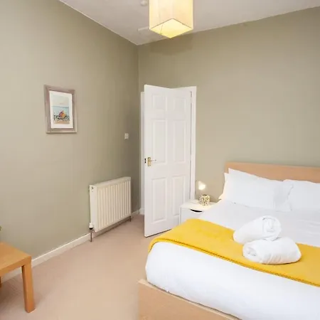 3 Bed Flat With Parking Glasgow