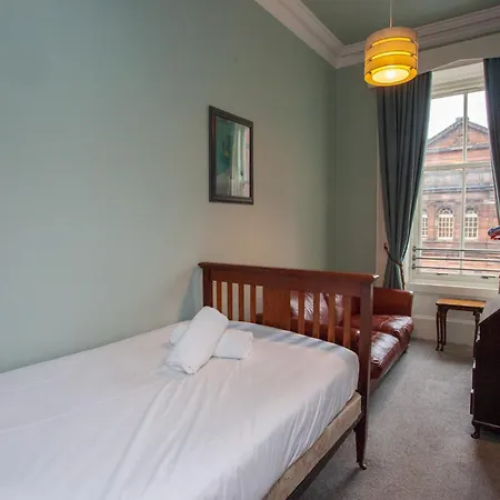 Spacious 4-bedroom Retreat In Apartment *