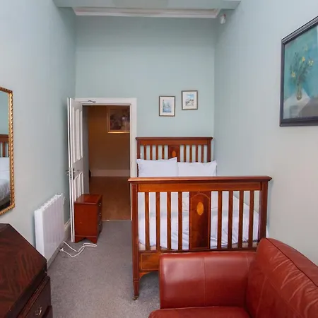 Spacious 4-bedroom Retreat In Apartment Glasgow