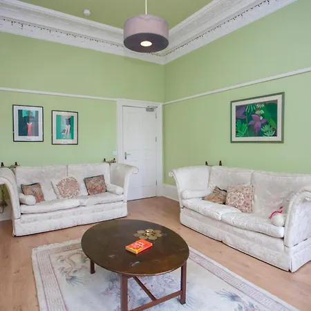 Spacious 4-bedroom Retreat In Apartment Glasgow