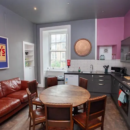 Spacious 4-bedroom Retreat In Apartment