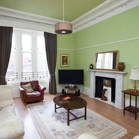 Spacious 4-bedroom Retreat In Apartment