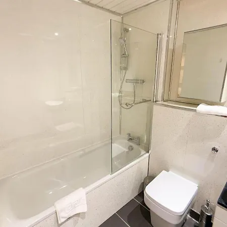 2bd Near Hydro, Centre Great Location *