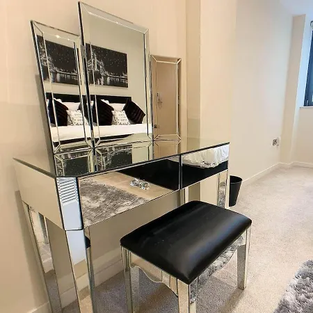 2bd Near Hydro, Centre Great Location *