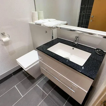 2bd Near Hydro, Centre Great Location