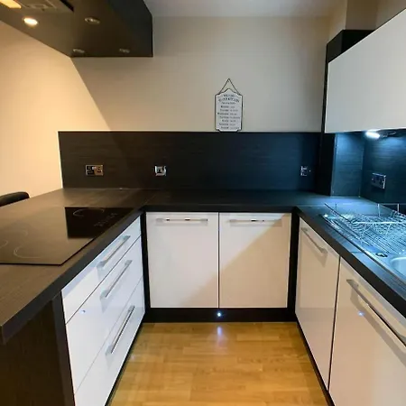 Apartment 2bd Near Hydro, Centre Great Location
