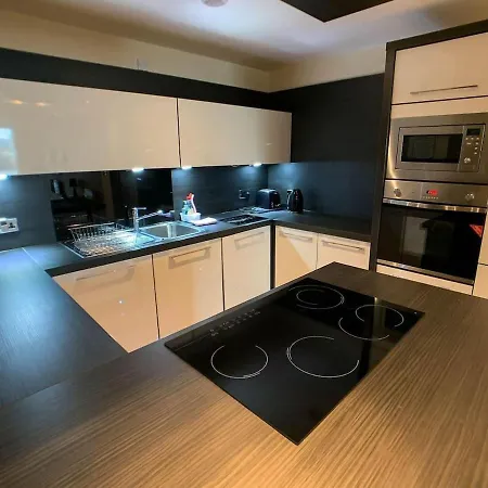 2bd Near Hydro, Centre Great Location