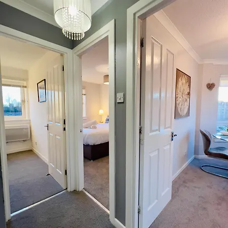 Chic & Cozy 2-bed Flat In - Free Parking