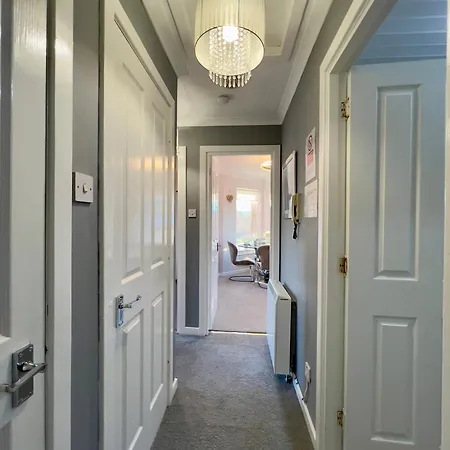 Apartment Chic & Cozy 2-bed Flat In - Free Parking *