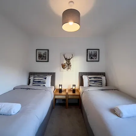 Apartment Chic & Cozy 2-bed Flat In - Free Parking *