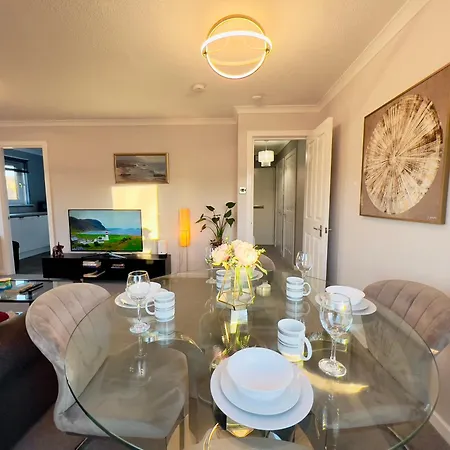 Chic & Cozy 2-bed Flat In - Free Parking Apartment Glasgow