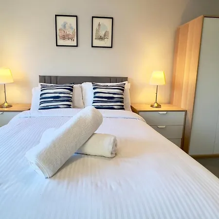 Chic & Cozy 2-bed Flat In - Free Parking Apartment Glasgow