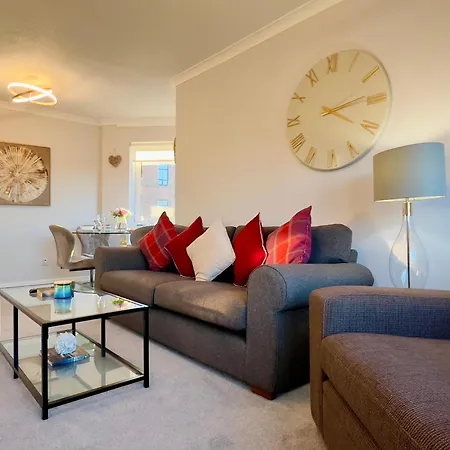 Chic & Cozy 2-bed Flat In - Free Parking Apartment Glasgow