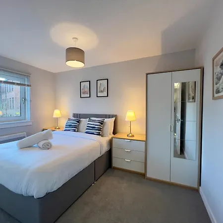 Chic & Cozy 2-bed Flat In - Free Parking *