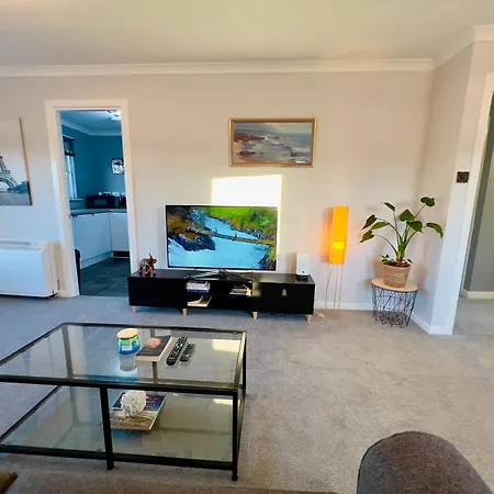 Apartment Chic & Cozy 2-bed Flat In - Free Parking