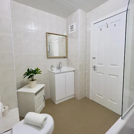 Chic & Cozy 2-bed Flat In - Free Parking Apartment Glasgow