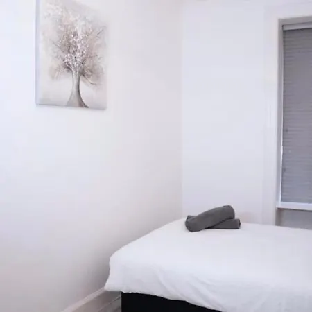 Newly Refurbished 2 Bed ! Daire Glasgow
