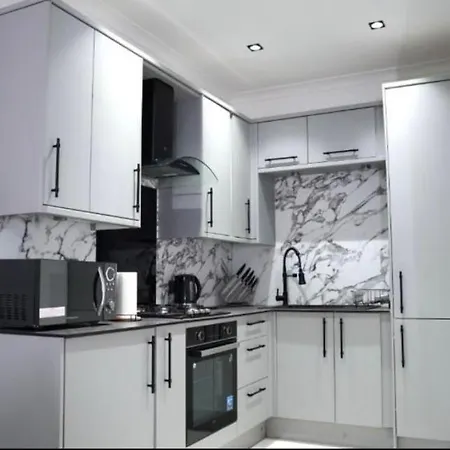 Newly Refurbished 2 Bed ! *