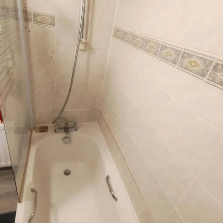 Free Parking 2-bedroom House In Apartment