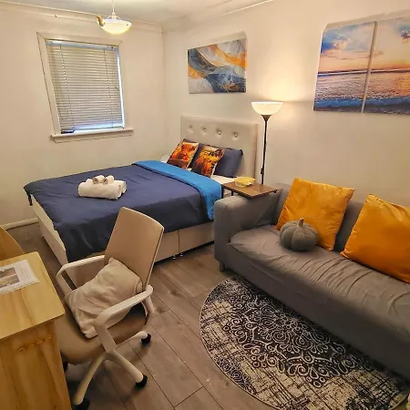 Free Parking 2-bedroom House In Apartment