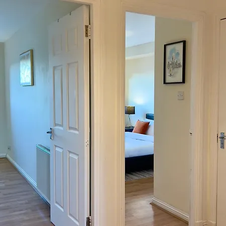 Apartment Sleek & Modern 2br - Easy Access To Centre *