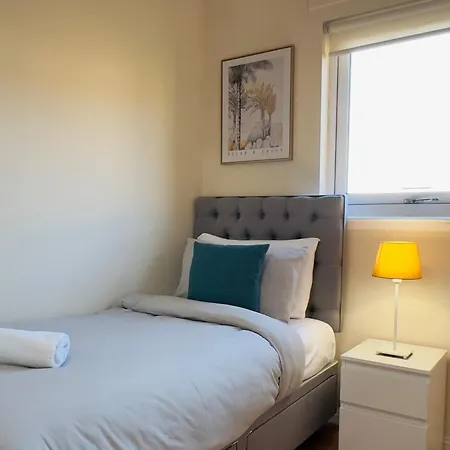 Sleek & Modern 2br - Easy Access To Centre Apartment *