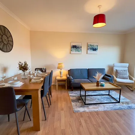 Sleek & Modern 2br - Easy Access To Centre Apartment *
