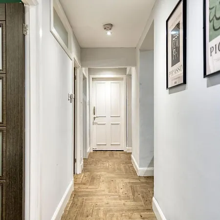 Daire Spacious 4 Bedroom Near West End *