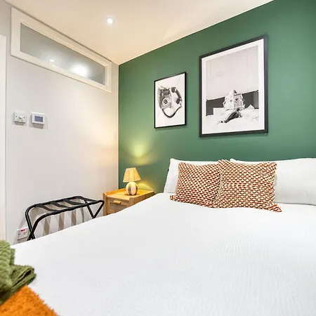 Spacious 4 Bedroom Near West End アパート