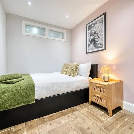Spacious 4 Bedroom Near West End * Glasgow