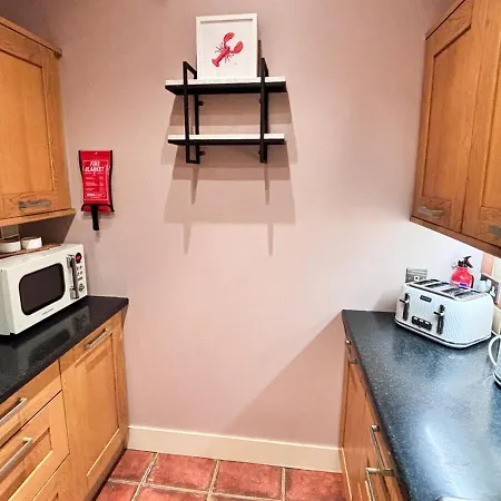 - Stylish 2 Bed In Unique Ibrox Location Nearby Subway And Free Parking *