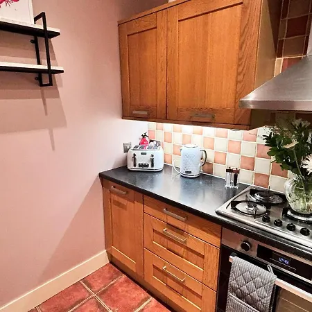 - Large Stylish 2 Bed Flat In Unique Ibrox Location Walking Distance To Subway And Free On-street Parking Апартаменты *