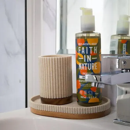 - Large Stylish 2 Bed Flat In Unique Ibrox Location Walking Distance To Subway And Free On-street Parking *