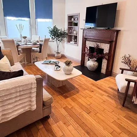 - Large Stylish 2 Bed Flat In Unique Ibrox Location Walking Distance To Subway And Free On-street Parking Апартаменты *