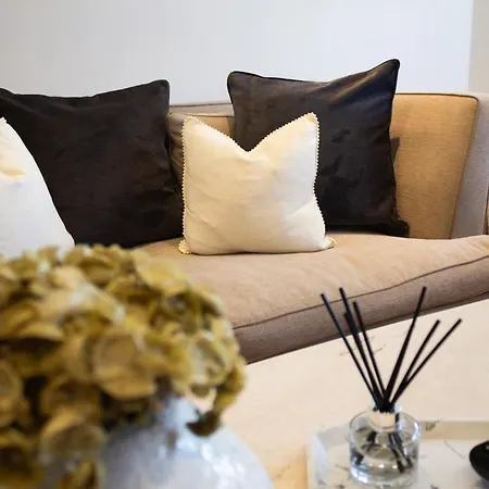 - Large Stylish 2 Bed Flat In Unique Ibrox Location Walking Distance To Subway And Free On-street Parking *