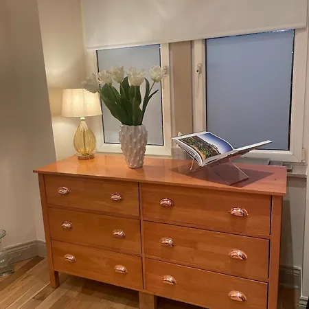 - Large Stylish 2 Bed Flat In Unique Ibrox Location Walking Distance To Subway And Free On-street Parking Апартаменты *