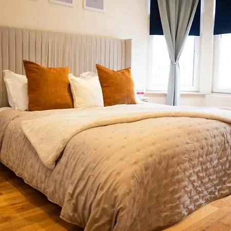 - Large Stylish 2 Bed Flat In Unique Ibrox Location Walking Distance To Subway And Free On-street Parking Apartment