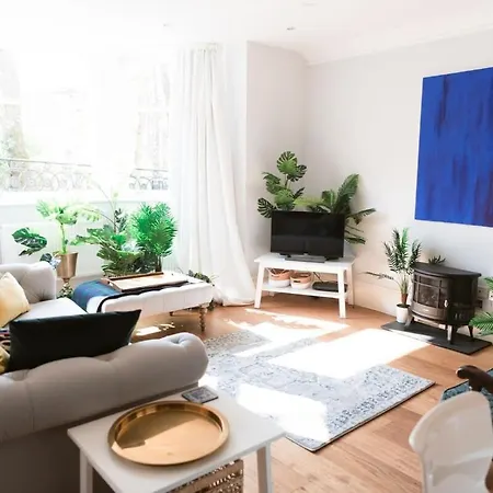 Elegant West End Flat In Glasgow