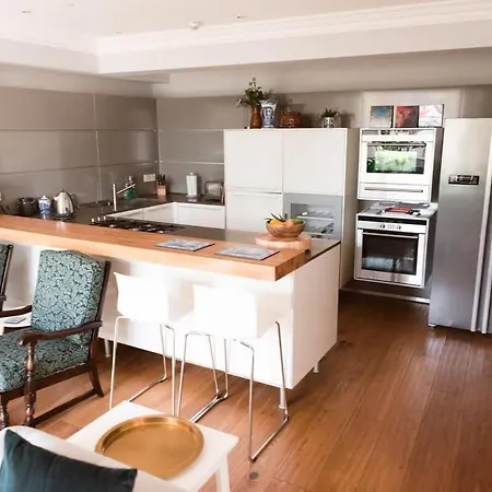 Elegant West End Flat In * グラスゴー