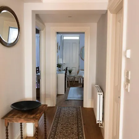 Elegant West End Flat In アパート