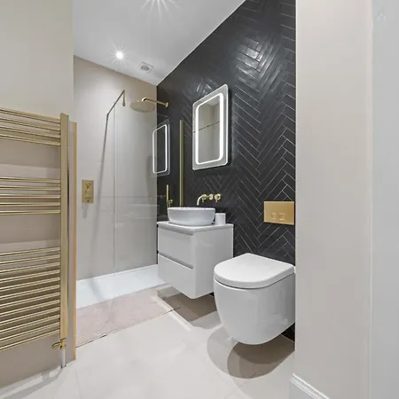 Large 4 Bed - Sleeps 8 - Perfect For Long - 30 Sec Walk To Subway - 5 Min Drive To Centre * Glasgow