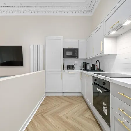 Large 4 Bed - Sleeps 8 - Perfect For Long - 30 Sec Walk To Subway - 5 Min Drive To Centre Appartement Glasgow