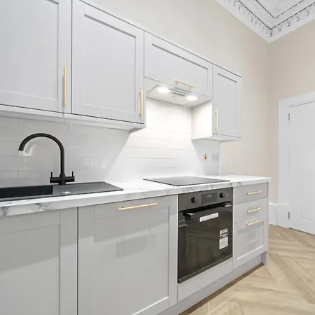 아파트 Large 4 Bed - Sleeps 8 - Perfect For Long - 30 Sec Walk To Subway - 5 Min Drive To Centre 글라스고