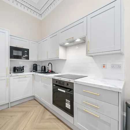 Large 4 Bed - Sleeps 8 - Perfect For Long - 30 Sec Walk To Subway - 5 Min Drive To Centre * 글라스고