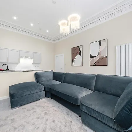 Large 4 Bed - Sleeps 8 - Perfect For Long - 30 Sec Walk To Subway - 5 Min Drive To Centre * 글라스고
