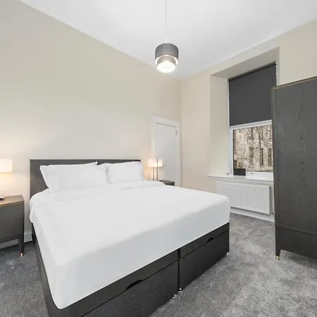 Large 4 Bed - Sleeps 8 - Perfect For Long - 30 Sec Walk To Subway - 5 Min Drive To Centre *