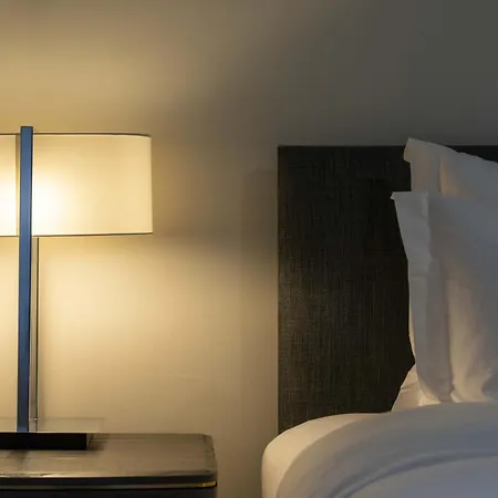 Large 4 Bed - Sleeps 8 - Perfect For Long - 30 Sec Walk To Subway - 5 Min Drive To Centre