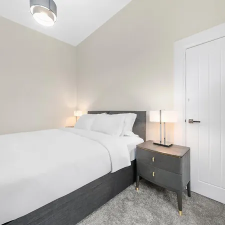 Apartman Large 4 Bed - Sleeps 8 - Perfect For Long - 30 Sec Walk To Subway - 5 Min Drive To Centre *