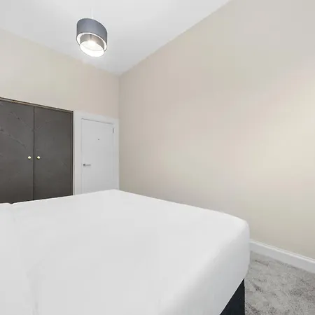 Large 4 Bed - Sleeps 8 - Perfect For Long - 30 Sec Walk To Subway - 5 Min Drive To Centre * Glasgow