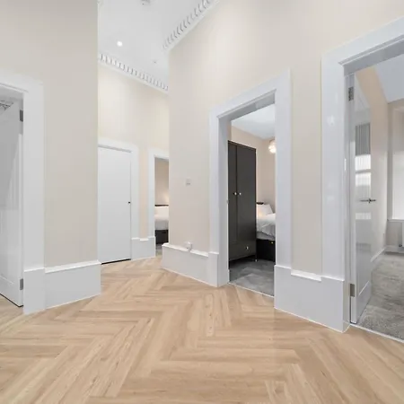 Large 4 Bed - Sleeps 8 - Perfect For Long - 30 Sec Walk To Subway - 5 Min Drive To Centre